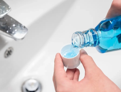 ¿Qué tipo de enjuague bucal elegir según tu salud oral?